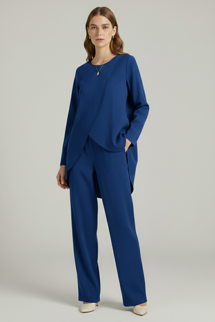 Women’s shirt and trousers set with long sleeves and straight-leg design
