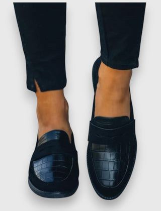 Black Mariluz orthopedic loafers by THE WHITMORE FAMILY, showing stylish slip-on shoes with comfortable design and sturdy soles.
