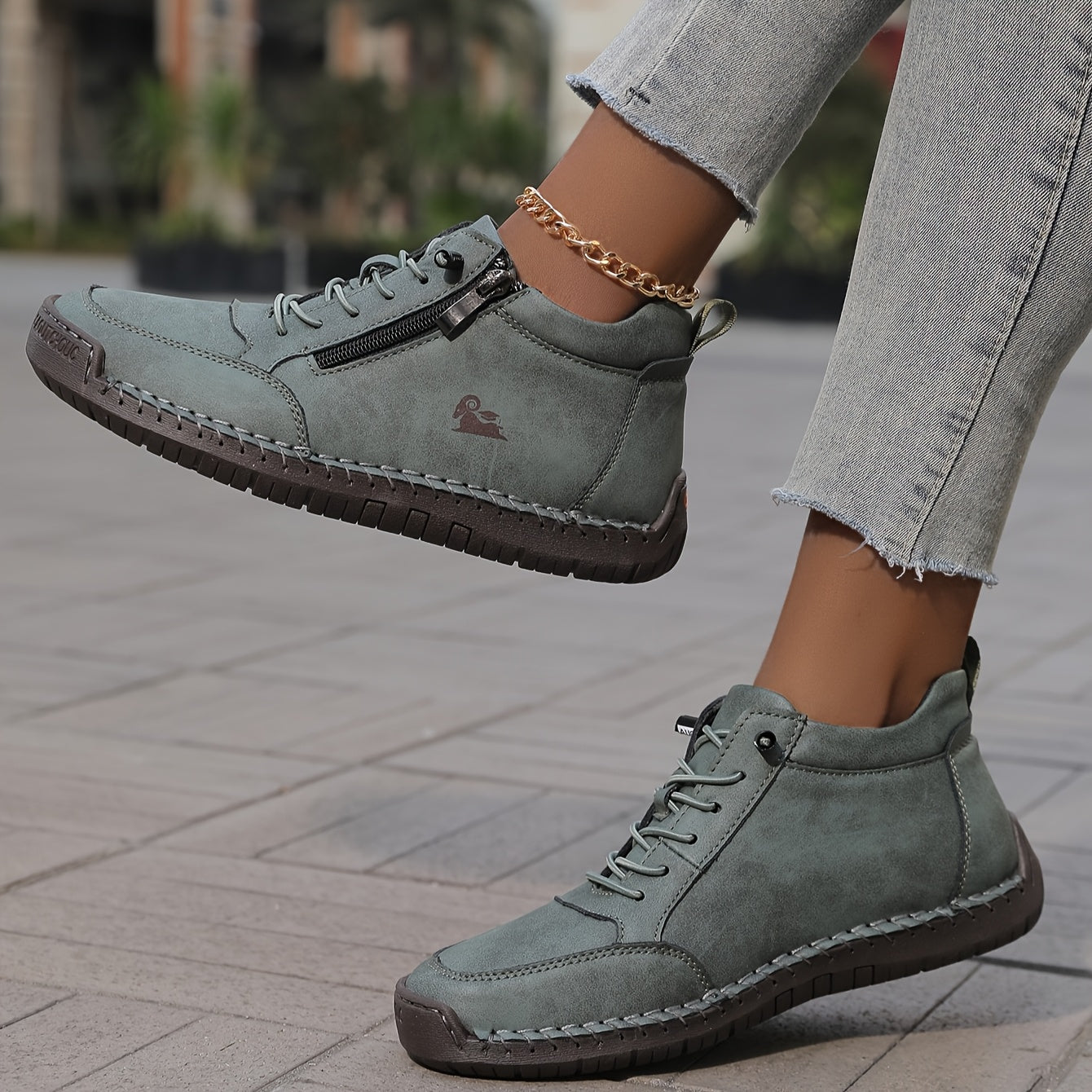 Émy™ ergonomic support sneakers by THE WHITMORE FAMILY in green, featuring cushioned insoles and supportive design for comfort.